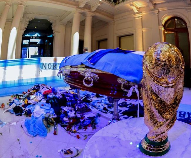 Velrio de Diego Armando Maradona na Casa Rosada, sede do governo argentino, em Buenos Aires. Ao longo desta quinta-feira (26/11), despedida dos fs rendeu imagens marcantes: choro, homenagens e at rivais se consolando pela partida do dolo. Maradona morreu aos 60 anos aps uma parada cardiorrespiratria.