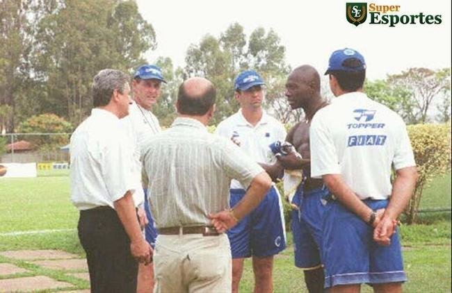 Diretor de futebol Eduardo Maluf, tcnico Ivo Wortmann, auxiliar Caio Jnior e volante Rincn na Toca da Raposa I em 2000