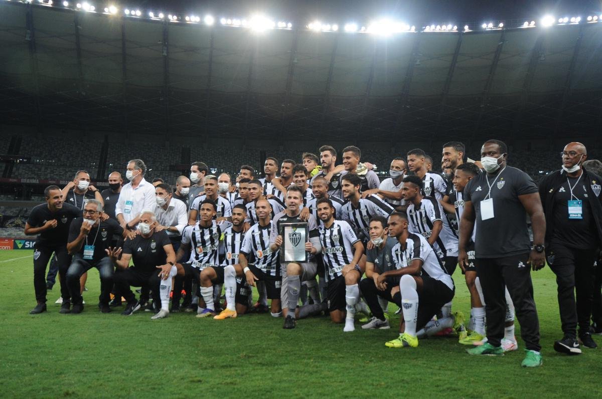 Goleiro foi homenageado na despedida dos gramados 