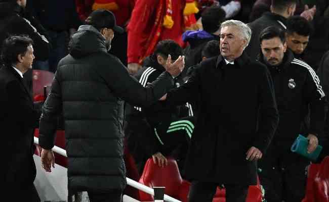 Carlo Ancelotti cumprimenta Jurgen Klopp aps vitria do Real Madrid sobre o Liverpool 