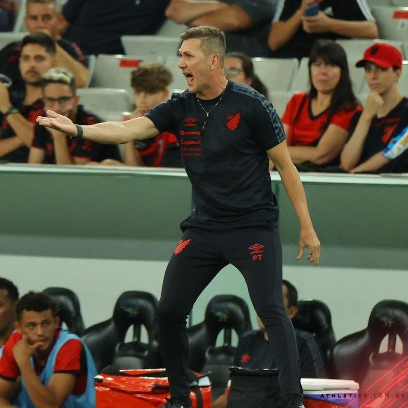 Athletico-PR anunciou o treinador Paulo Turra