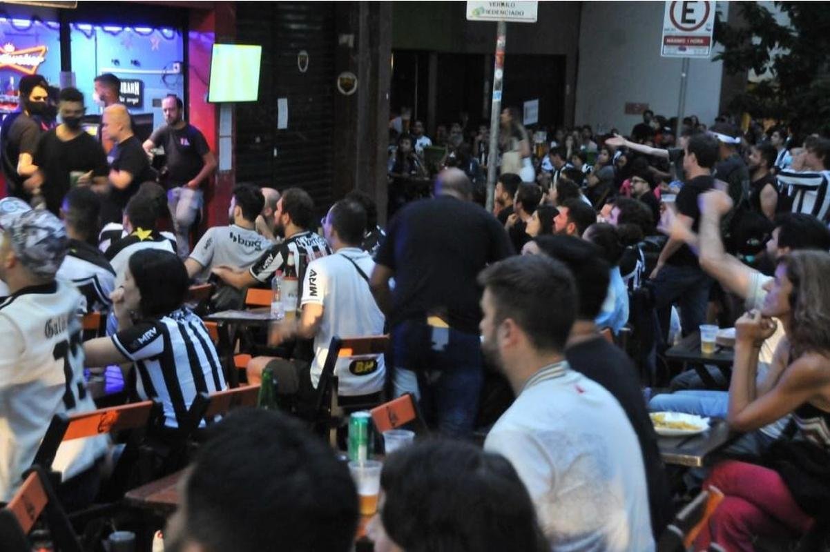 Atleticanos na Savassi durante jogo do ttulo brasileiro contra o Bahia