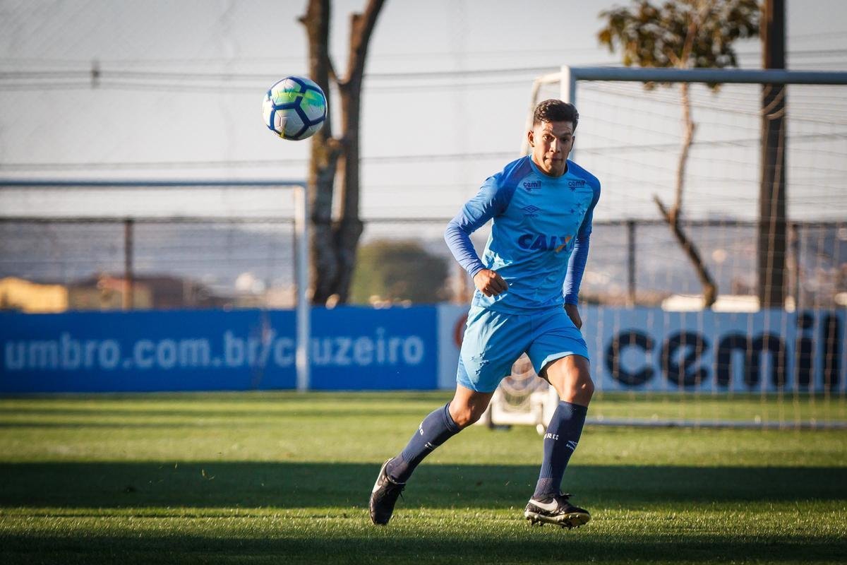 Depois de vencer o Amrica por 3 a 1 no Mineiro, o Cruzeiro se reapresentou na tarde desta sexta-feira, na Toca da Raposa II. Como de praxe, os titulares realizaram treinamento regenerativos na academia. J os reservas estiveram em campo para atividade tcnica sob orientao de Mano Menezes. O treinador, inclusive, passou a maior parte do trabalho em conversa reservada com o vice-presidente de futebol Itair Machado. O prximo compromisso do clube  contra o Atltico-PR, no domingo, s 19h, no Gigante da Pampulha. 