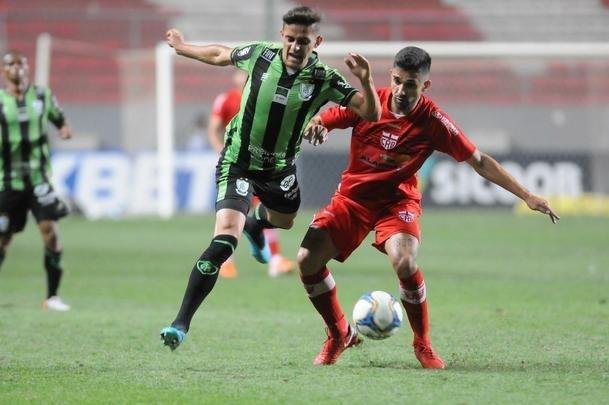 Imagens do duelo entre Amrica e CRB, no Independncia, pela 26 rodada da Srie B