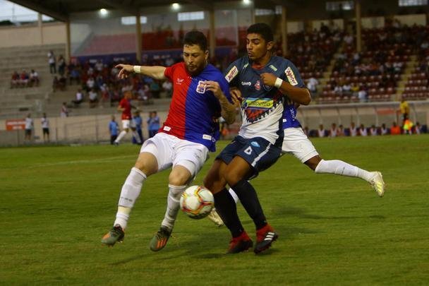 Paraná - está em sétimo no estadual, com nove pontos (duas vitórias, três empates e duas derrotas). Na Copa do Brasil, ganhou do Palmas-TO por 2 a 0. O grupo paranista conta com dois jogadores emprestados pelo Cruzeiro: o meia Michel e o atacante Marcelo.