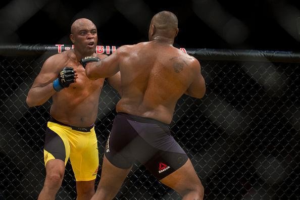 Fotos da derrota de Anderson Silva para Daniel Cormier no UFC 200