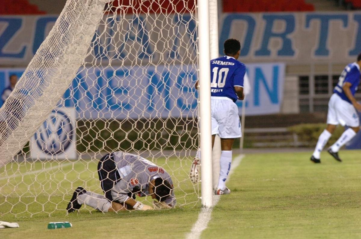 O meia Kelly vestiu a camisa 10 do Cruzeiro em 2005 e fez uma tima temporada. Foram 22 gols em 61 jogos. O desempenho em alto nvel chamou ateno do Al Ain, dos Emirados rabes, que o contratou na temporada seguinte.