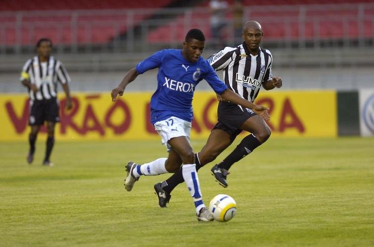Em 2006, a fornecedora alem Puma chegou ao Cruzeiro. A camisa era azul, tinha o escudo fechado, a logo da Puma centralizada e detalhes em branco na parte superior das costas. No incio daquele ano, a Siemens j no era mais parceira. A princpio, aps curto perodo sem patrocnio mster, a empresa estadunidense de tecnologia da informao Xerox assumiu o posto.