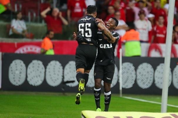 Galo derrotou Internacional no Beira-Rio com gols de Cazares e Terans; D'Alessandro descontou de pênalti