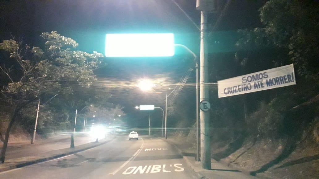 Faixas de apoio ao Cruzeiro so estendidas em Belo Horizonte antes da partida contra o FLuminense