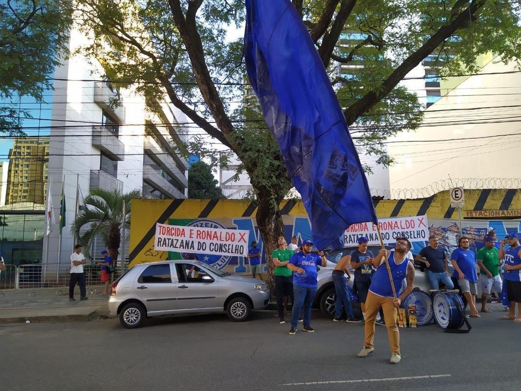 Torcida do Cruzeiro foi em peso ao Parque Esportivo do Barro Preto para fazer press�o pela aprova��o da venda da SAF a Ronaldo