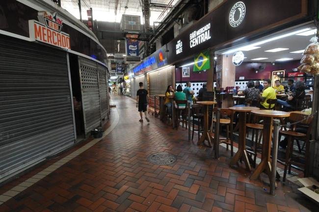 No Mercado Central, em BH, torcedores assistem ao jogo do Brasil contra a Sua pelo Grupo G da Copa do Mundo, no Catar
