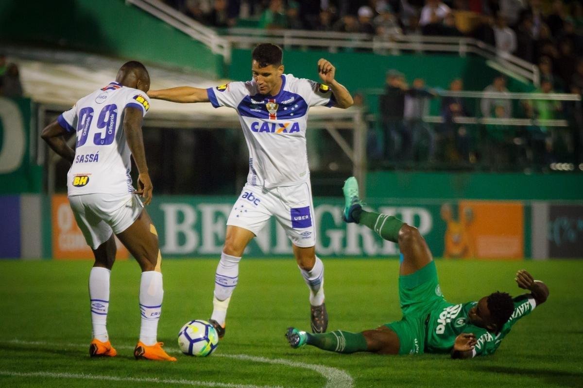 Cruzeiro perde para Chapecoense em jogo que teve atraso por causa de pane em refletores