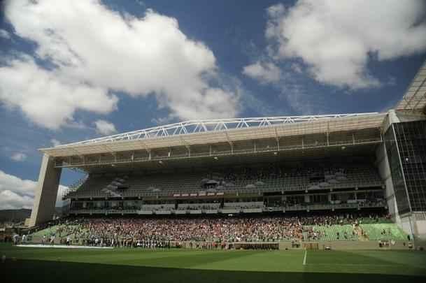 Cruzeirenses na vitria por 1 a 0 sobre o Atltico no Estdio Independncia