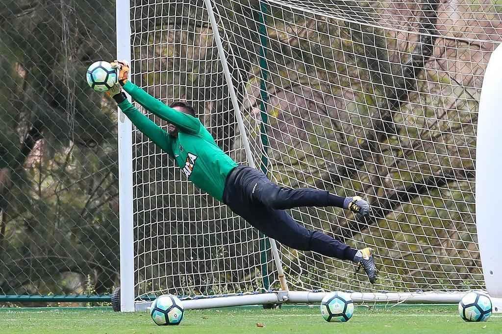 Fotos do treino de bola na cesta na Cidade do Galo