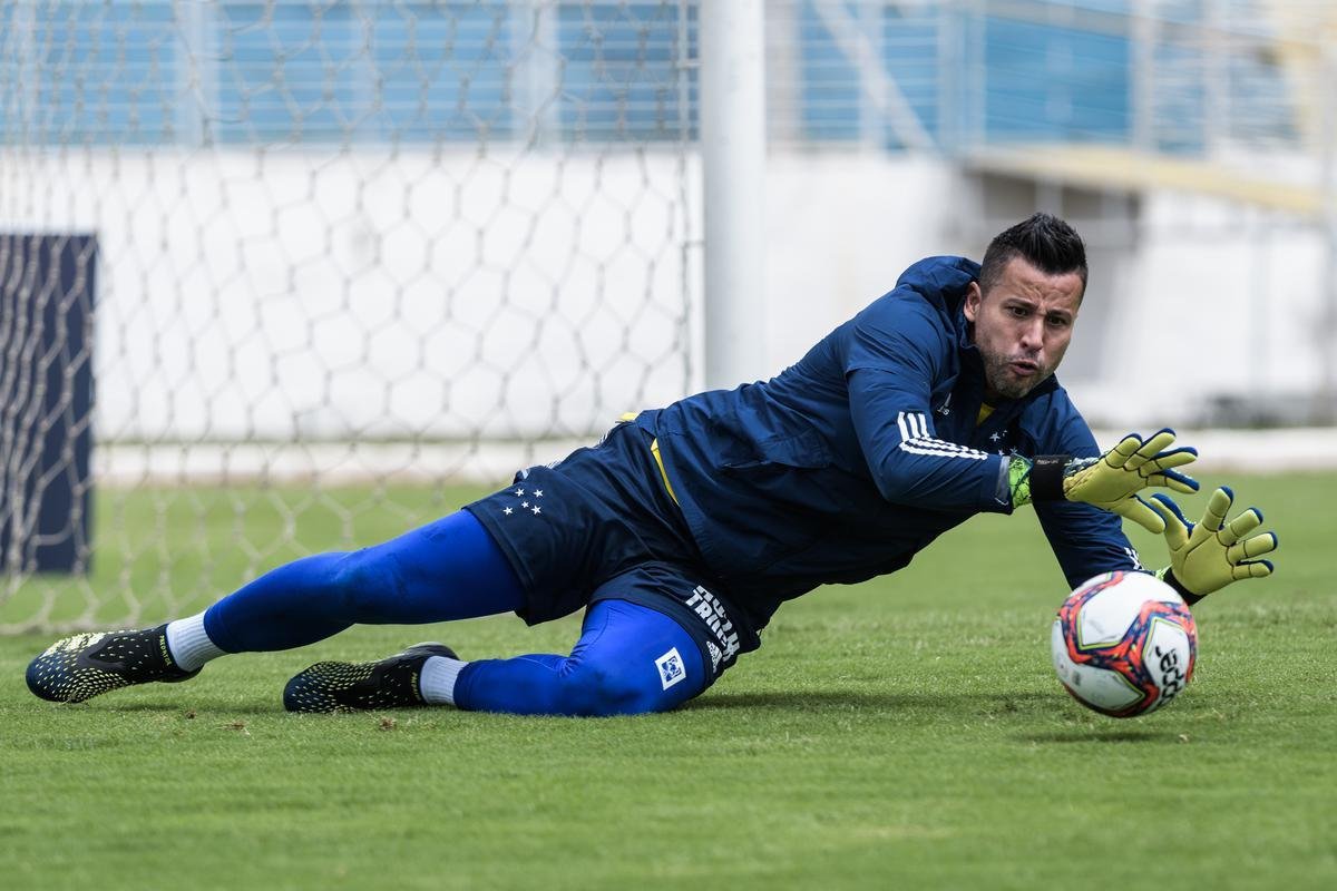 Fotos do treino do Cruzeiro no estdio Melo, em Varginha, na manh deste sbado (03/04)