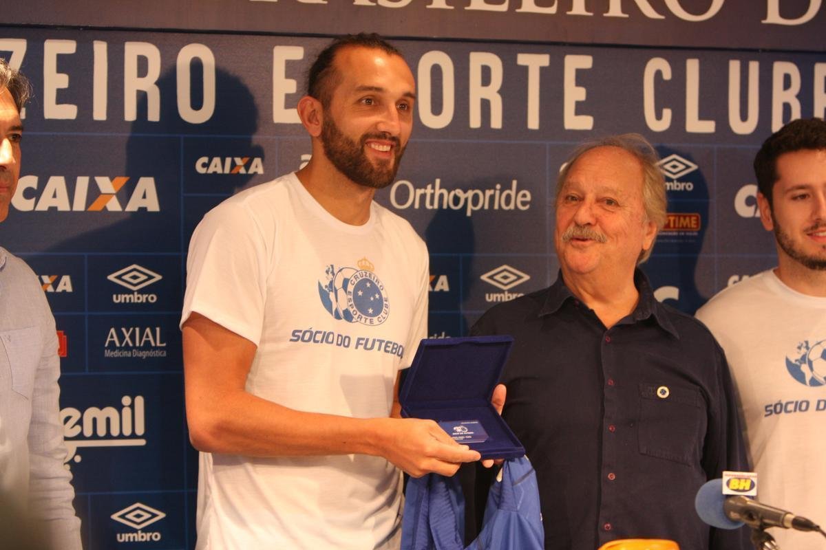 Atacante Barcos, o 'Pirata', vestiu a camisa 28 do Cruzeiro e falou sobre desejo de conquistar muitos ttulos