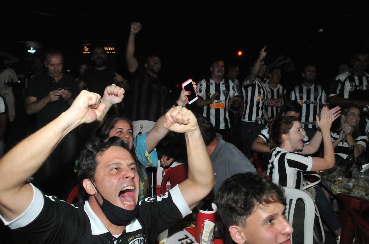 Torcedores do Galo comemoram classificao  final da Copa do Brasil no Bar do Salomo, tradicional reduto atleticano de Belo Horizonte