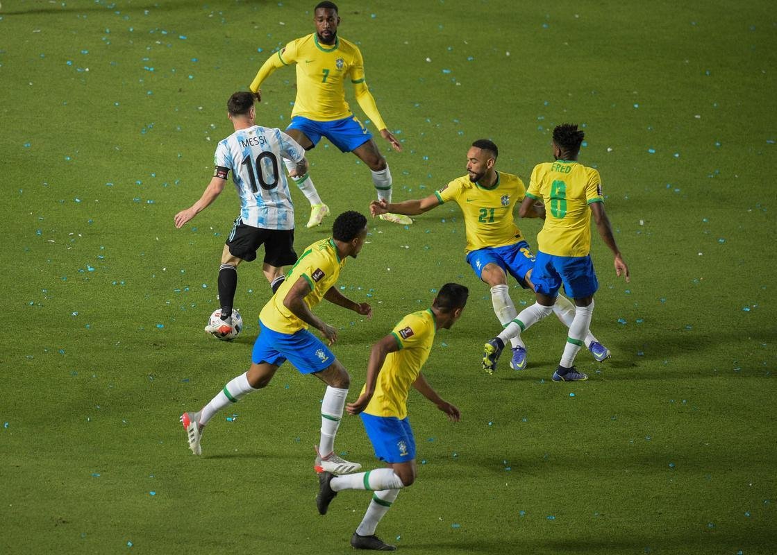 Sem Neymar, Brasil encarou a Argentina em clssco agitado pelas Eliminatrias