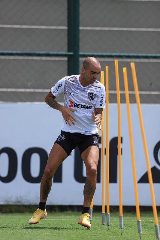 Treino do Atlético em campo. Jogadores fizeram atividade pela manhã no gramado. No período da tarde, trabalho foi na academia