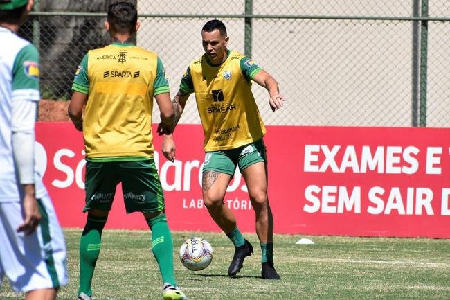 Dos dias 26 a 28 de janeiro, o Amrica realizou atividades totalmente voltadas ao confronto contra o Ava, pela 38 rodada da Srie B do Campeonato Brasileiro. Nesta sexta-feira (29), s 21h30, Coelho e Leo da Ilha se enfrentam no Independncia, em Belo Horizonte. A partida pode selar um indito tricampeonato do Amrica, que se isolaria como maior vencedor da competio. Alm disso, o elenco almeja a conquista para coroar uma temporada histrica, em que o clube foi semifinalista da Copa do Brasil.