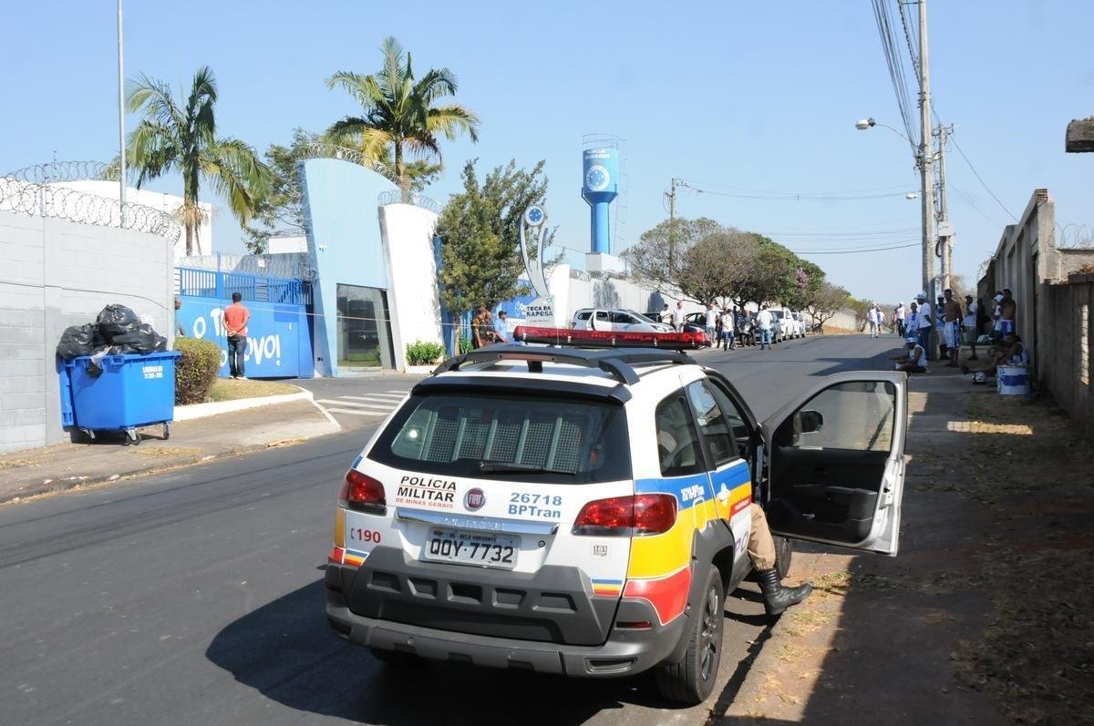 Integrantes da Mfia Azul protestaram na tarde desta tera, na porta da Toca II