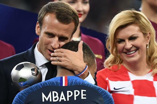 Presidente francês Emmanuel Macron vibra muito com o título francês e depois ainda entrega medalhas e troféu aos campeões; já a presidente croata Kolinda Grabar-Kitarovic deu show de simpatia mesmo com o vice