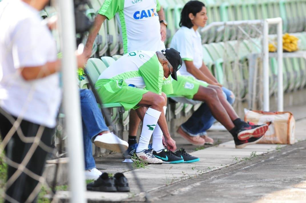 Tcnico acompanhou treinamento regenerativo do elenco nesta segunda-feira