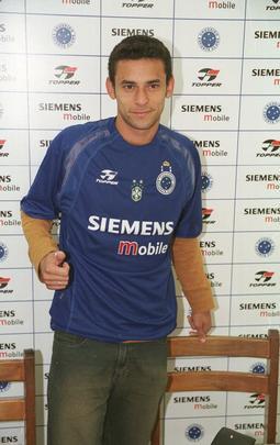 Apresentação de Fred como reforço do Cruzeiro em 20 de julho de 2004. Atacante recebeu camisa do então presidente Alvimar de Oliveira Costa