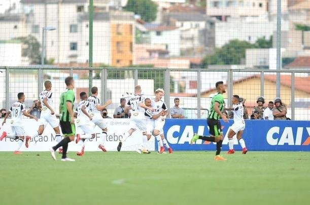 Imagem do polmico gol do Atltico: Rger Guedes cabeceou, Glauco defendeu e o rbitro Igor Junio Benevenuto confirmou o gol baseado na viso do auxiliar Guilherme Dias Camilo. Imagem do canal Premiere apontou que defesa foi feita sobre a linha de meta e a bola no entrou.