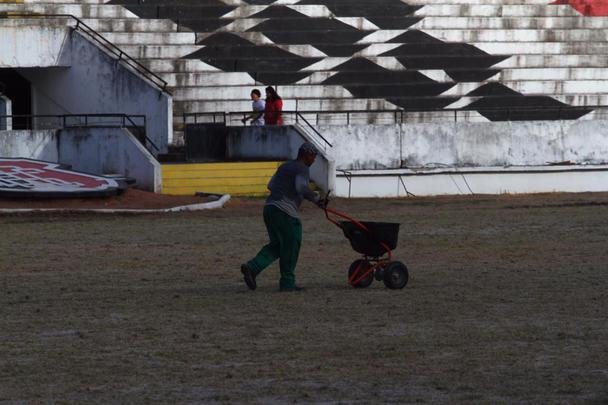 Grama nova foi plantada no último mês, em novembro, e já brotou, mas a aparência, até o momento, é de folhas ainda secas