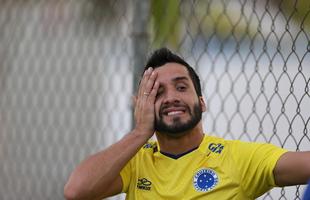 Victorino (2011) - ex-jogador da Seleo Uruguaia, Victorino at comeou bem sua trajetria pelo Cruzeiro. Pelo que se esperava dele, no entanto, o jogador teve uma queda vertiginosa de rendimento e deixou o clube no fim de 2013. Seu ltimo jogo, no entanto, foi em 2012. O defensor disputou 56 partidas e marcou cinco gols.  