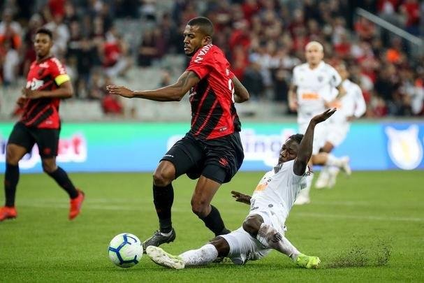 Galo perdeu muitas chances e acabou tropeando em Curitiba