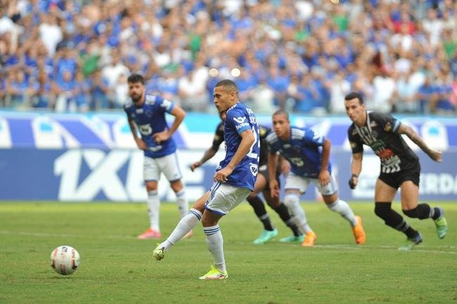 Fotos do gol de Jo�o Paulo, do Cruzeiro, sobre o Athletic, pela semifinal do Campeonato Mineiro; meia marcou em cobran�a de p�nalti