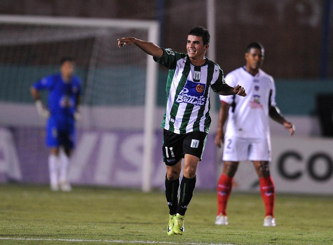 2010 - Junior (COL) e Racing (URU) empataram por 2 a 2 na Colmbia. Na volta, vitria dos uruguaios por 2 a 0.