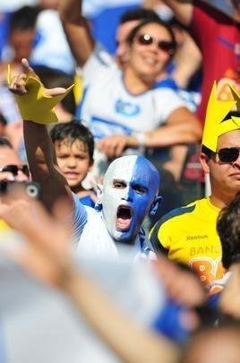 Torcida cruzeirense comea a festa dentro do estdio antes da partida decisiva contra o Grmio