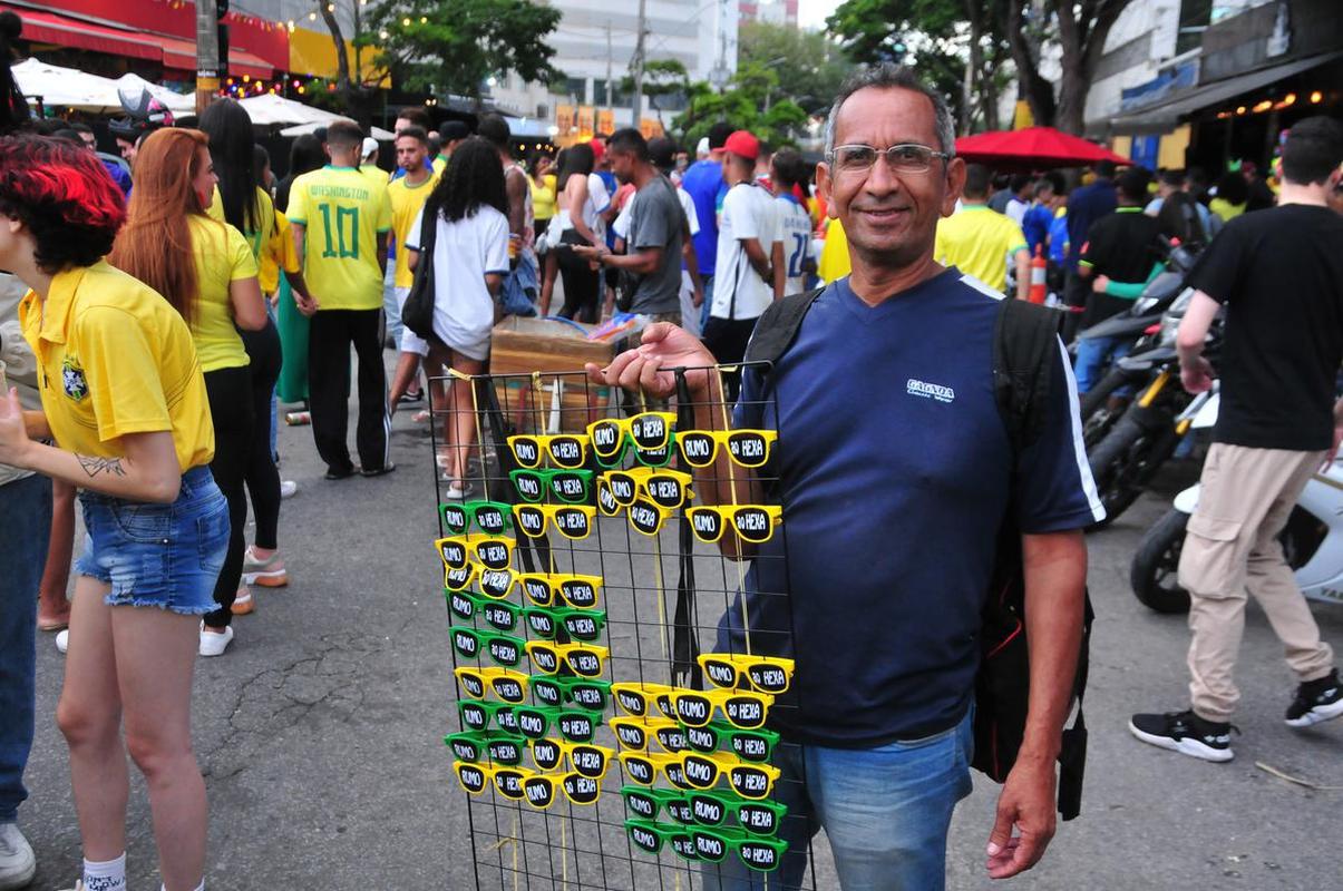 Movimento na Rua Alberto Cintra, em BH, durante jogo do Brasil contra a Srvia, pela abertura da Copa do Mundo do Catar