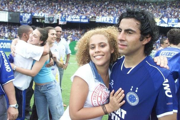 Depois da vitria por 2 a 1 sobre o Paysandu naquele 30 de novembro, no Mineiro, resultado que confirmou o ttulo brasileiro de 2003 com duas rodadas de antecedncia, jogadores do Cruzeiro, comisso tcnica e diretoria promoveram uma grande festa no gramado. Sem a taa oficial da CBF, o elenco deu a volta olmpica com trofus simblicos. Os mais de 75 mil presentes festejaram a indita Trplice Coroa no futebol brasileiro. Antes, o clube celeste j havia conquistado o Campeonato Mineiro de forma invicta e a Copa do Brasil.