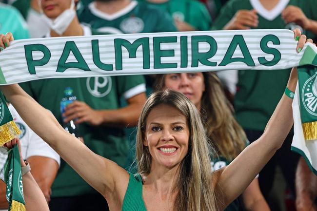 Fotos das torcidas de Palmeiras e Chelsea durante a final do Mundial de Clubes no Estdio Mohammed Bin Zayed em Abu Dhabi