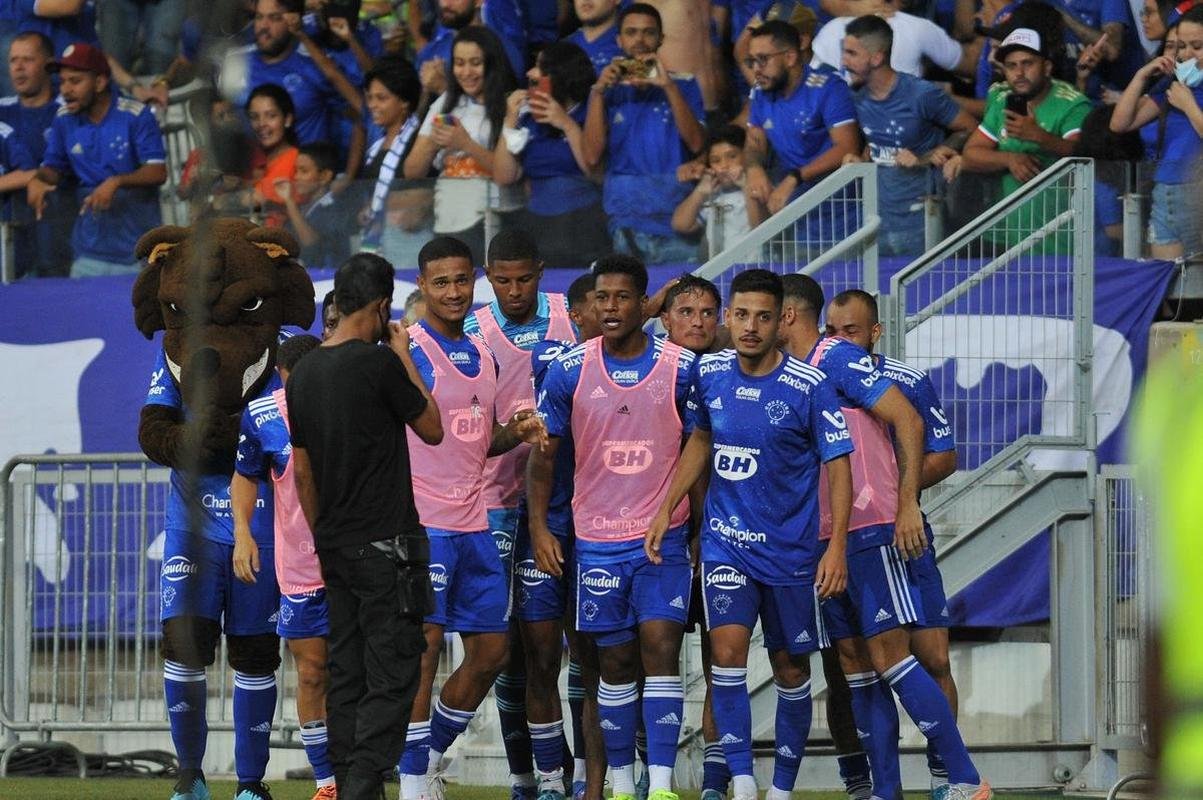 Edu marca gol da vit�ria do Cruzeiro sobre o Brusque, no Mineir�o, pela segunda rodada da S�rie B; veja as imagens da festa da torcida