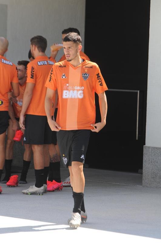 Treino do Atltico nesta segunda-feira, na Cidade do Galo, contou com a volta do meia  Juan Cazares. Direo no chegou a acordo para vend-lo a clube saudita. Tcnico Rafael Dudamel relacionou 23 jogadores para a viagem a Santa Fe, local da estreia na Sul-Americana, quinta-feira, contra o Unin-ARG. Jogador equatoriano ficou fora da lista.