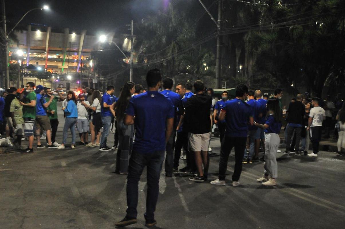 Torcida do Cruzeiro voltou ao Mineiro aps meses de ausncia devido  pandemia. Houve grandes filas devido  desorganizao do clube, que demorou a enviar funcionrios aos portes para fazer a conferncia dos exames de COVID-19. Na Alameda das Palmeiras, muitos cruzeirenses se aglomeraram e no usaram mscara prximo ao Bar do Peixe.