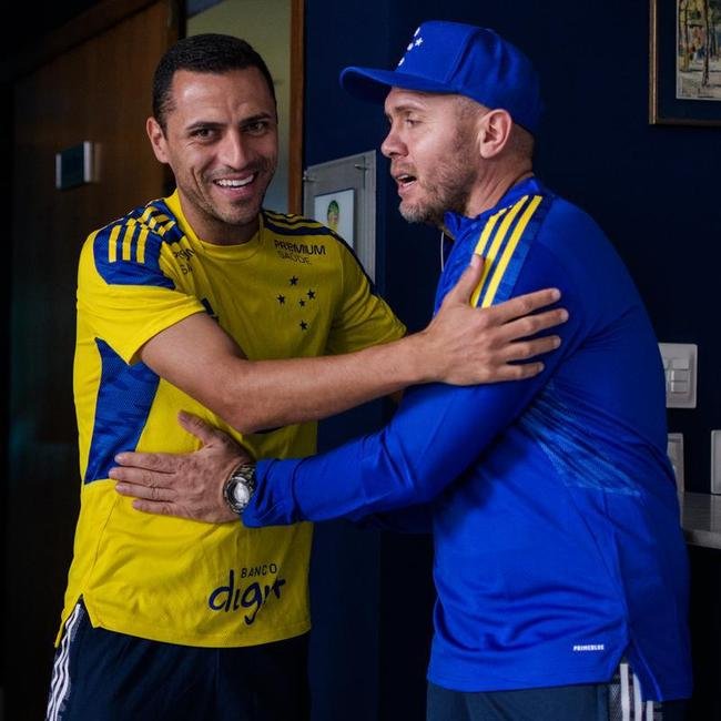 Mozart teve primeiro contato com jogadores do Cruzeiro nesta sexta-feira (11/06), na Toca da Raposa II