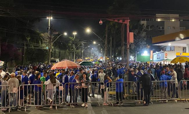 Chegada da torcida do Cruzeiro ao Mineiro para o jogo contra o Sport pela 15 rodada da Srie B do Campeonato Brasileiro