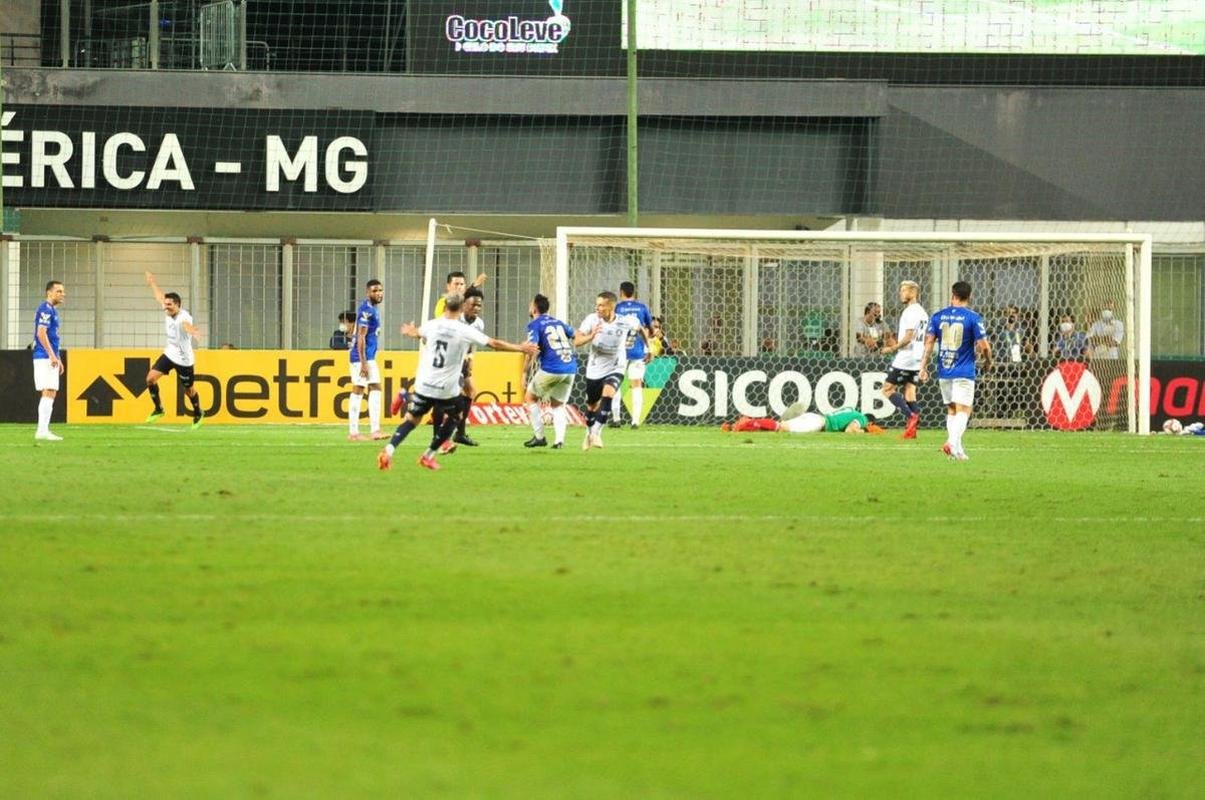Cruzeiro leva dois gols no fim e perde para o Remo no Independncia, por 3 a 1, pela Srie B