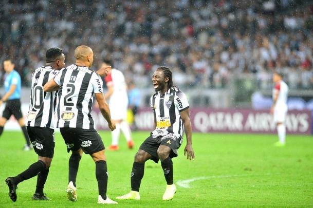 No segundo tempo, Char recebeu bola de Cazares e marcou o segundo do Atltico: 2 a 0