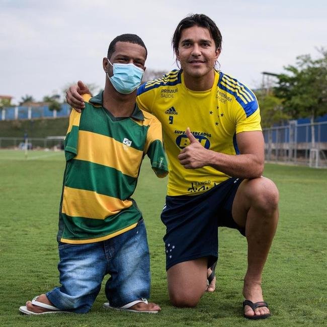 O campeo Gabriel Arajo foi  Toca da Raposa II acompanhar o treino do seu time de corao 