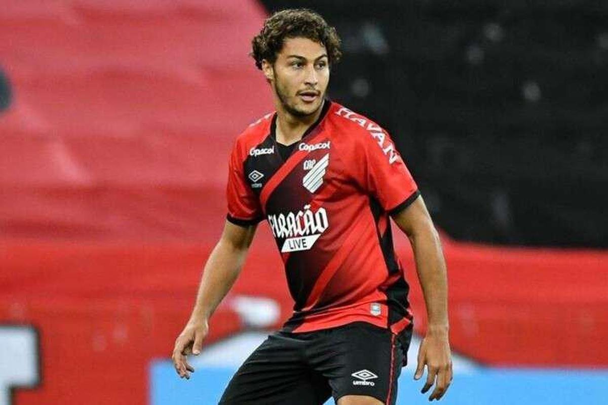 Marcinho - lateral-direito do Athletico-PR