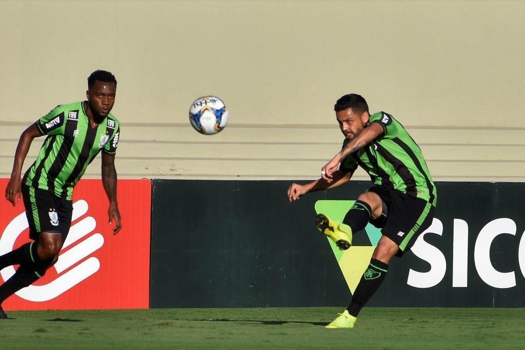 Fotos do empate entre Vila Nova e Amrica