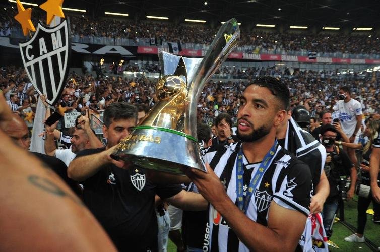 Atltico ergue a taa de campeo brasileiro e d a volta olmpica diante da torcida alvinegra, no Mineiro